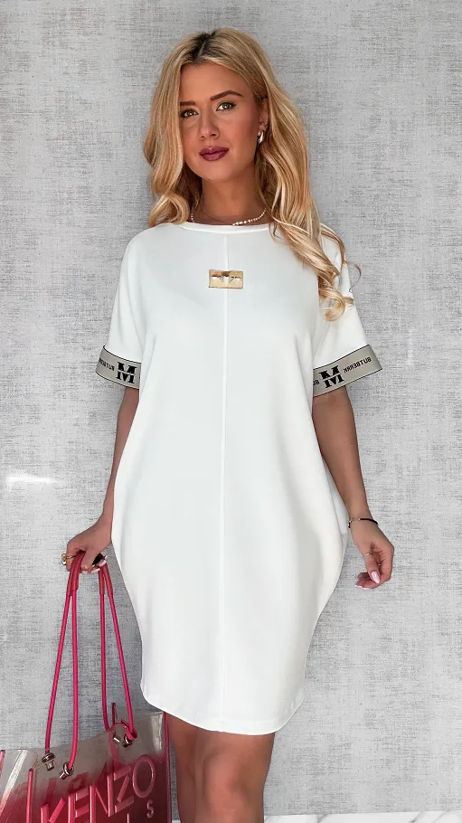 Śmietankowa gładka sukienka z naszywką ONE SIZE - P632