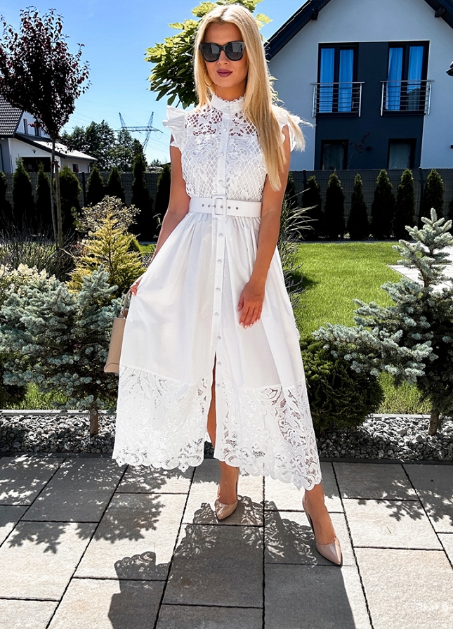 Biała elegancka MAXI sukienka zdobiona koronką z paskiem - M796