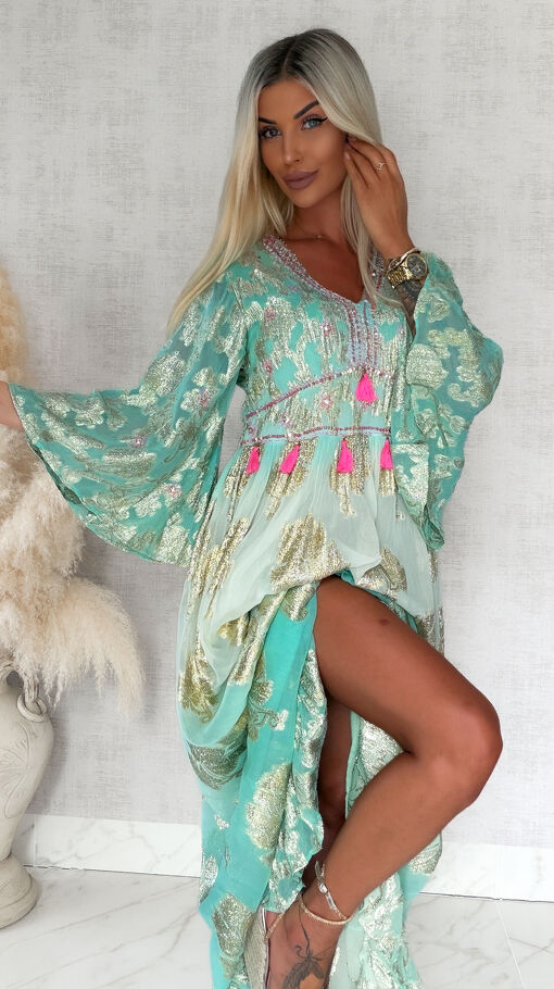 Długa boho sukienka OMBRE ze złotymi haftami i różowymi chwostami - S198