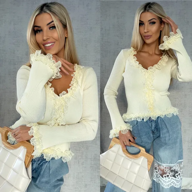 Modna dzianinowy bluzka z koronką i dzwonami ONE SIZE ecru - R442A