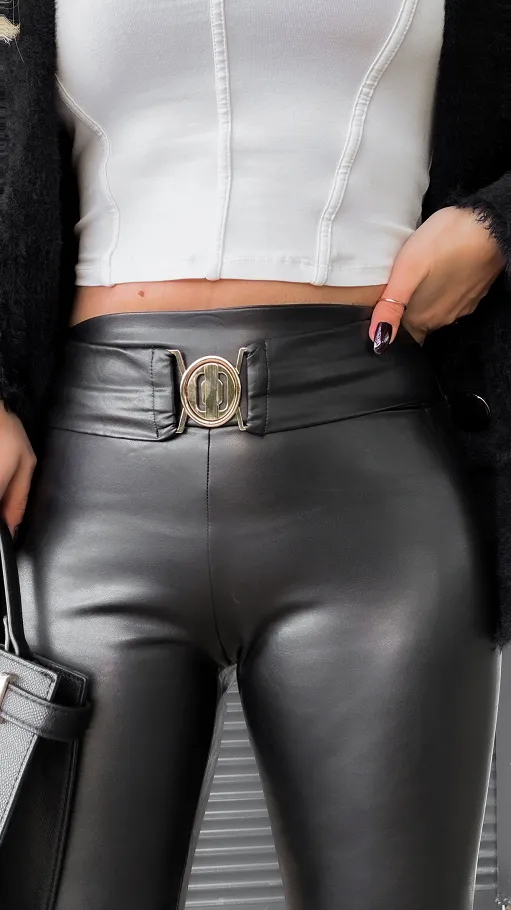 Elastyczne spodnie z eko skóry z ozdobnym pasem CZARNE - R262