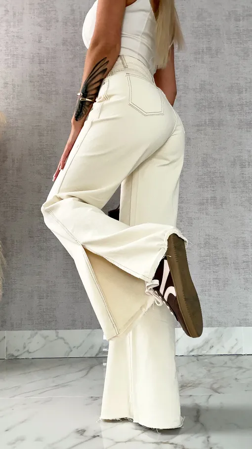 Super spodnie jeansowe z rozcięciami na nogawkach ECRU - R500