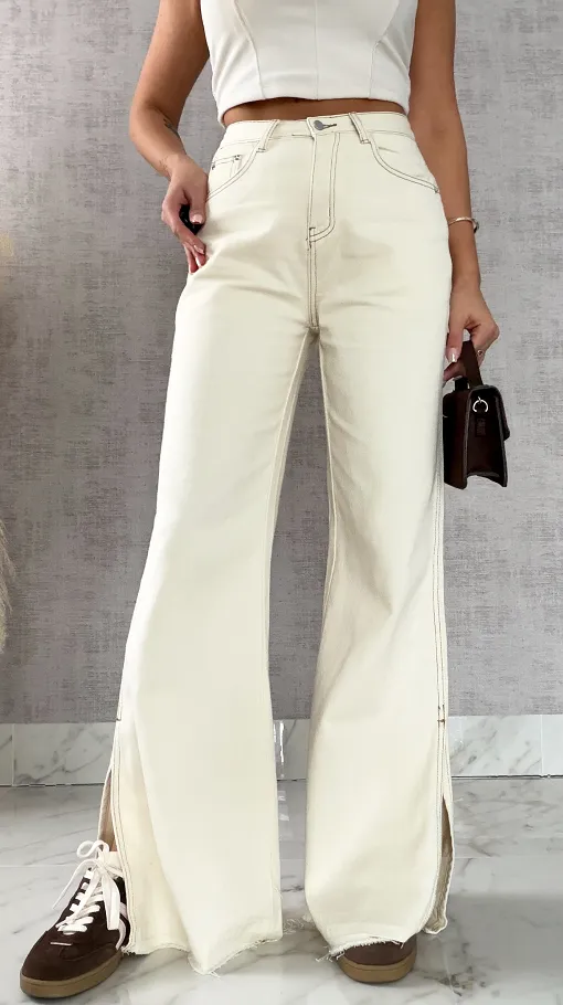 Super spodnie jeansowe z rozcięciami na nogawkach ECRU - R500