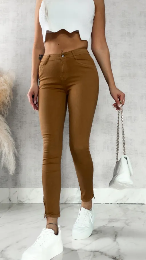 Elastyczne spodnie jeansowe RURKI z zamkami na nogawkach CAMEL - R260