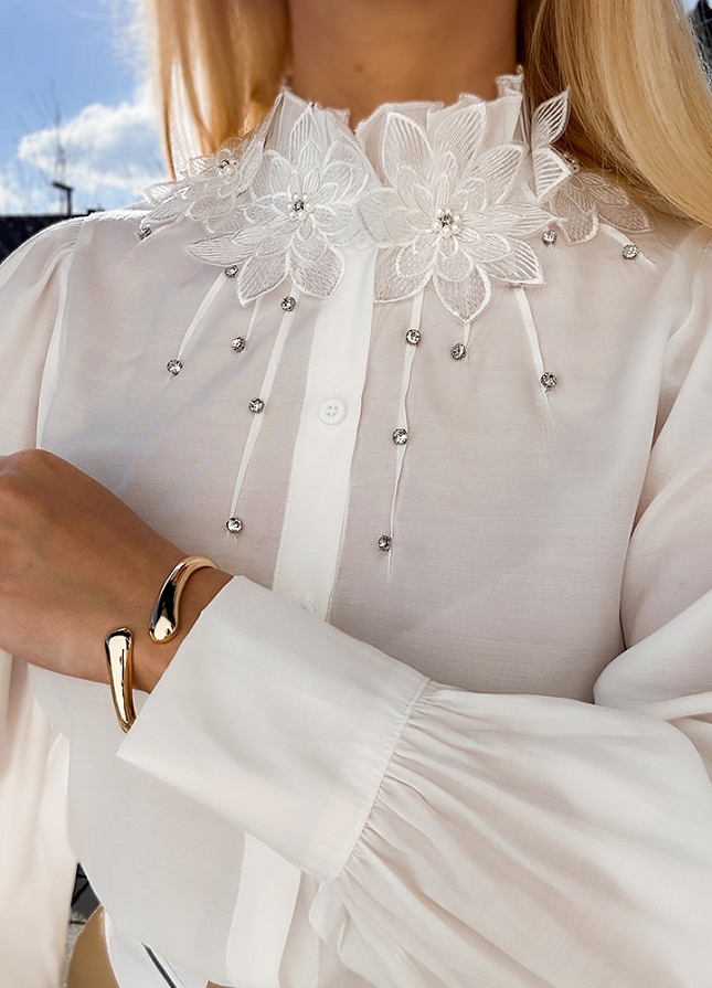 Elegancka biała bluzka koszulowa zdobiona różami - M946