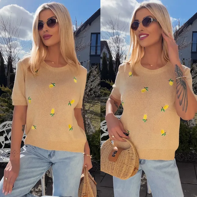 Oryginalny sweter z krótkim rękawem z haftowanymi cytrynkami BEŻOWY - R817