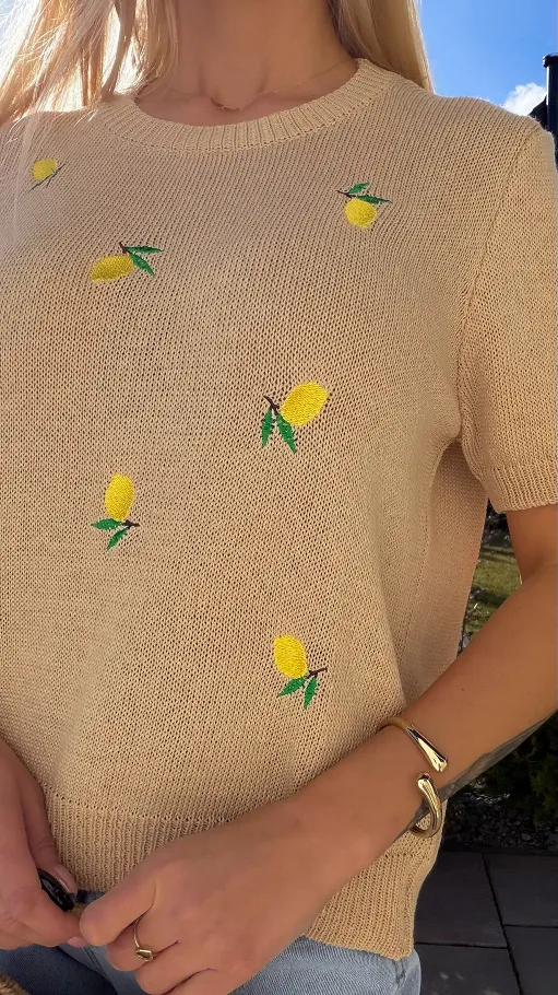 Oryginalny sweter z krótkim rękawem z haftowanymi cytrynkami BEŻOWY - R817