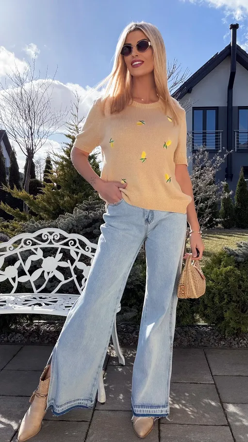 Oryginalny sweter z krótkim rękawem z haftowanymi cytrynkami BEŻOWY - R817