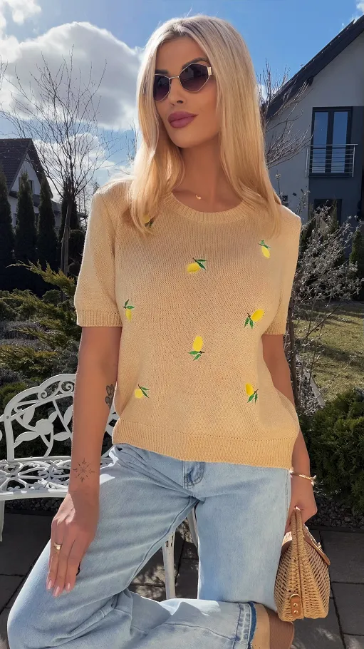 Oryginalny sweter z krótkim rękawem z haftowanymi cytrynkami BEŻOWY - R817