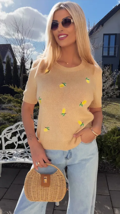 Oryginalny sweter z krótkim rękawem z haftowanymi cytrynkami BEŻOWY - R817