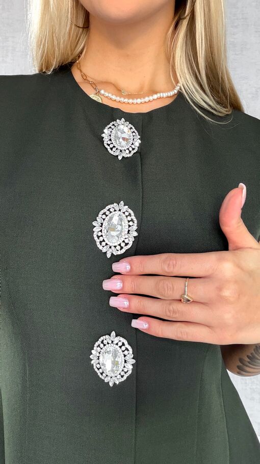 Elegancka sukienka z dużymi ozdobnymi guzikami KHAKI - R502