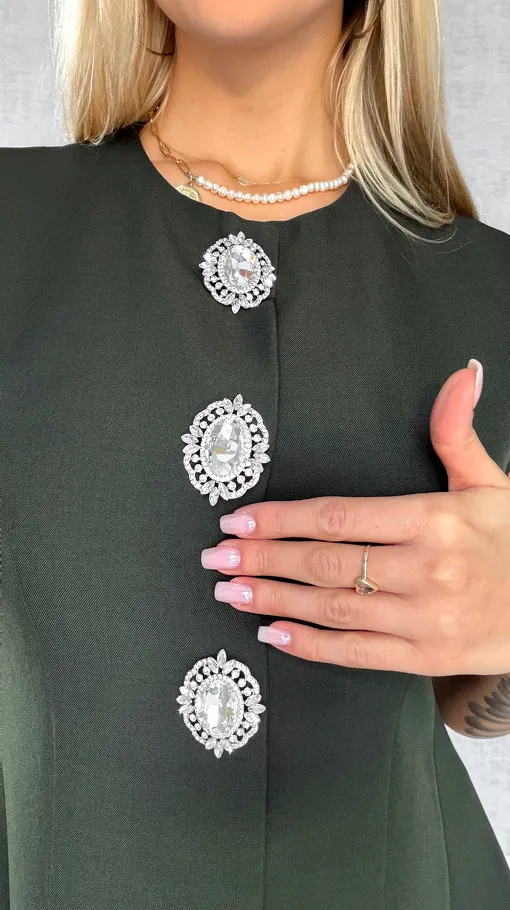 Elegancka sukienka z dużymi ozdobnymi guzikami KHAKI - R502