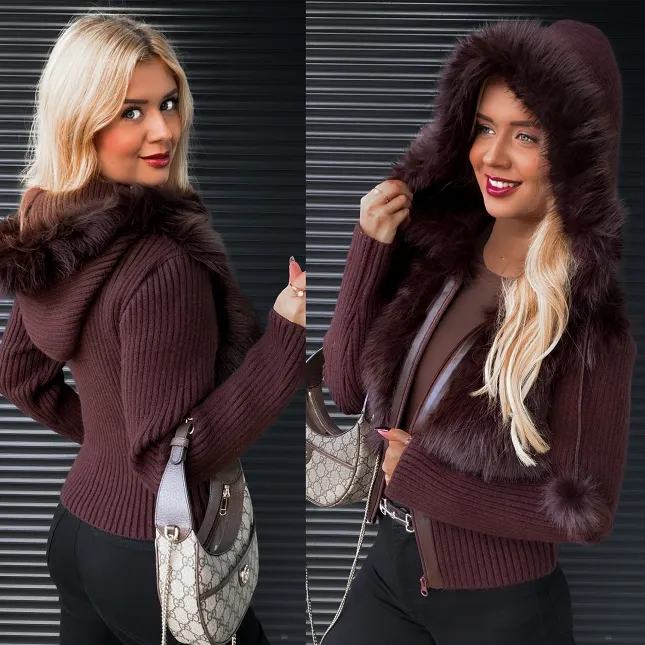 Sweter z kapturem zdobiony futerkiem zapinany na zamek CZEKOLADA - R299C