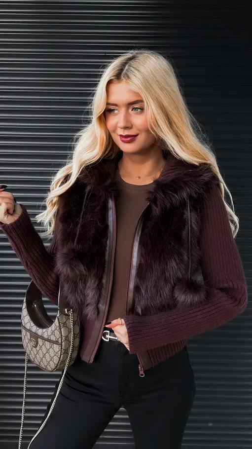 Sweter z kapturem zdobiony futerkiem zapinany na zamek CZEKOLADA - R299C