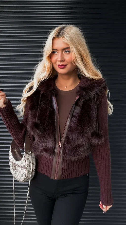 Sweter z kapturem zdobiony futerkiem zapinany na zamek CZEKOLADA - R299C