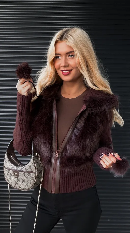 Sweter z kapturem zdobiony futerkiem zapinany na zamek CZEKOLADA - R299C