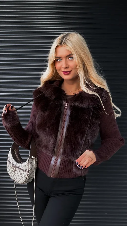 Sweter z kapturem zdobiony futerkiem zapinany na zamek CZEKOLADA - R299C