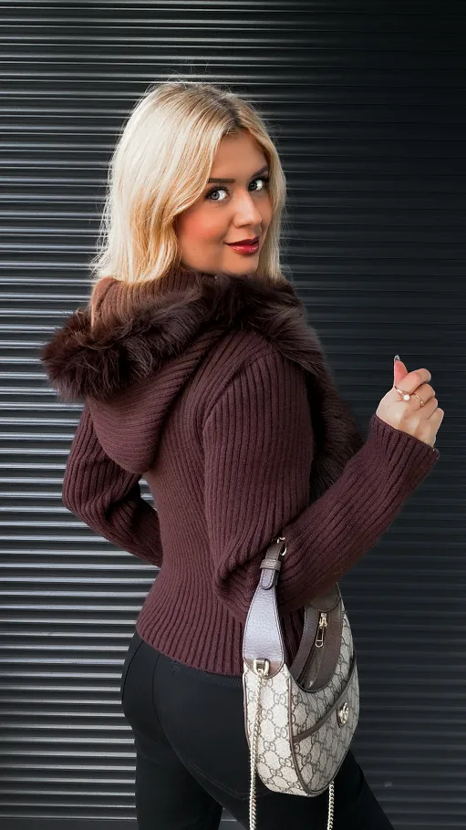 Sweter z kapturem zdobiony futerkiem zapinany na zamek CZEKOLADA - R299C