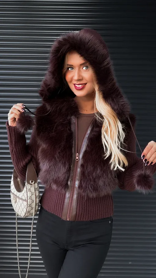 Sweter z kapturem zdobiony futerkiem zapinany na zamek CZEKOLADA - R299C