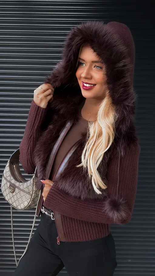 Sweter z kapturem zdobiony futerkiem zapinany na zamek CZEKOLADA - R299C