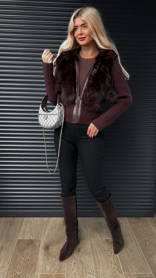 Sweter z kapturem zdobiony futerkiem zapinany na zamek CZEKOLADA - R299C