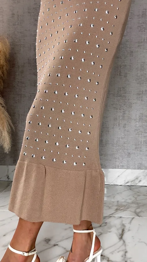 Długa dzianinowa sukienka cała w ćwieki ONE SIZE beżowa - R532