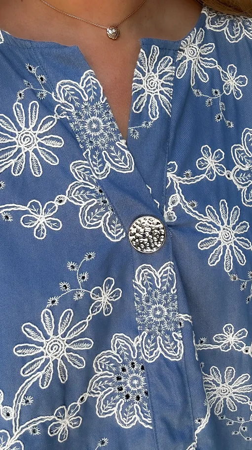 Miękka jeansowa bawełniana bluzka w haftowane kwiaty ONE SIZE - P912