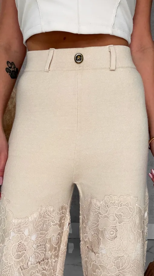 Super dzianinowe spodnie z koronkowymi nogawkami BEŻOWE - R728