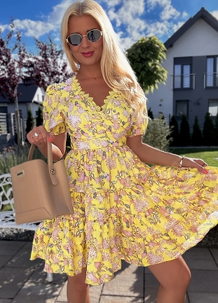 Modna sukienka w słonecznym żółtym kolorze w kwiatowym wzorze - N383