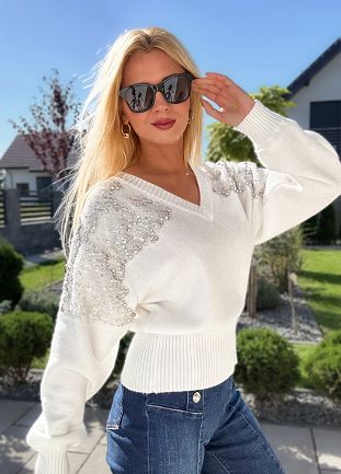 Elegancki biały sweter w serek zdobiony cekinami i cyrkoniami - M262A