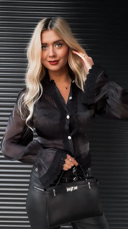 Elegancka czarna bluzka koszulowa z koronką - R343A