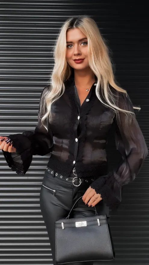 Elegancka czarna bluzka koszulowa z koronką - R343A