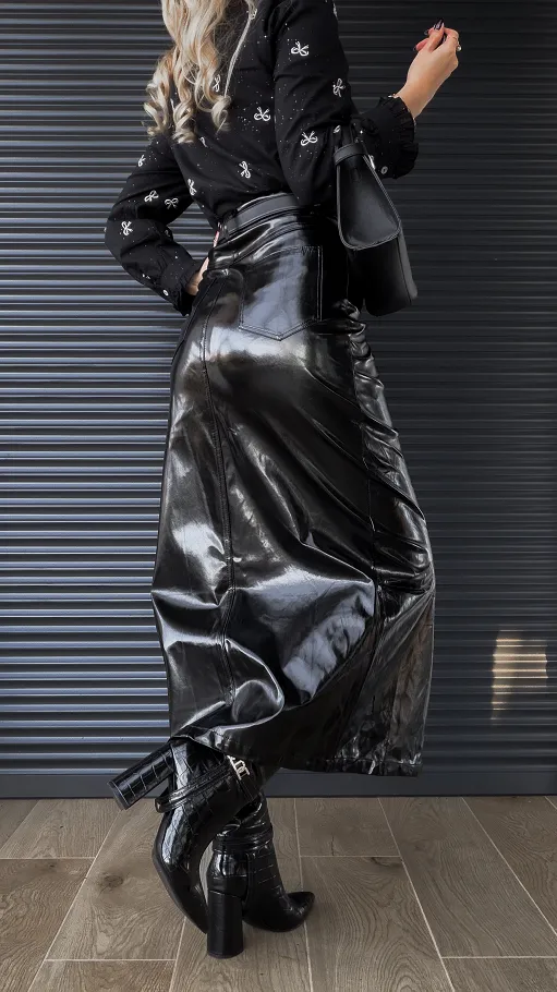 Modowa spódnica z EKO skóry z rozcięciem BLACK - P259