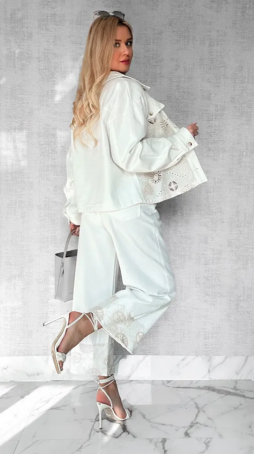 Białe spodnie jeansowe w luźnym stylu z ozdobnymi nogawkami - P462