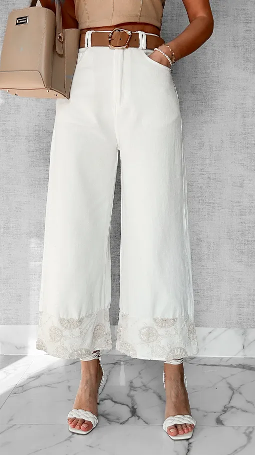 Białe spodnie jeansowe w luźnym stylu z ozdobnymi nogawkami - P462