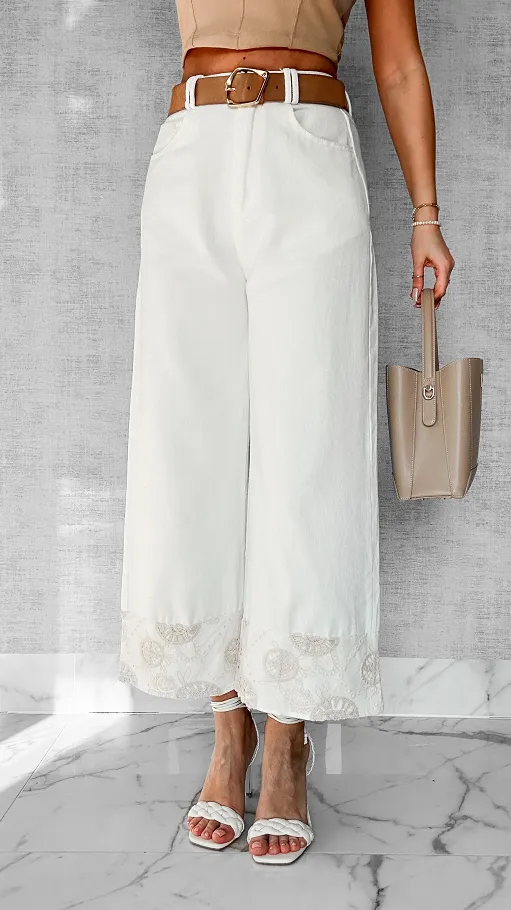 Białe spodnie jeansowe w luźnym stylu z ozdobnymi nogawkami - P462