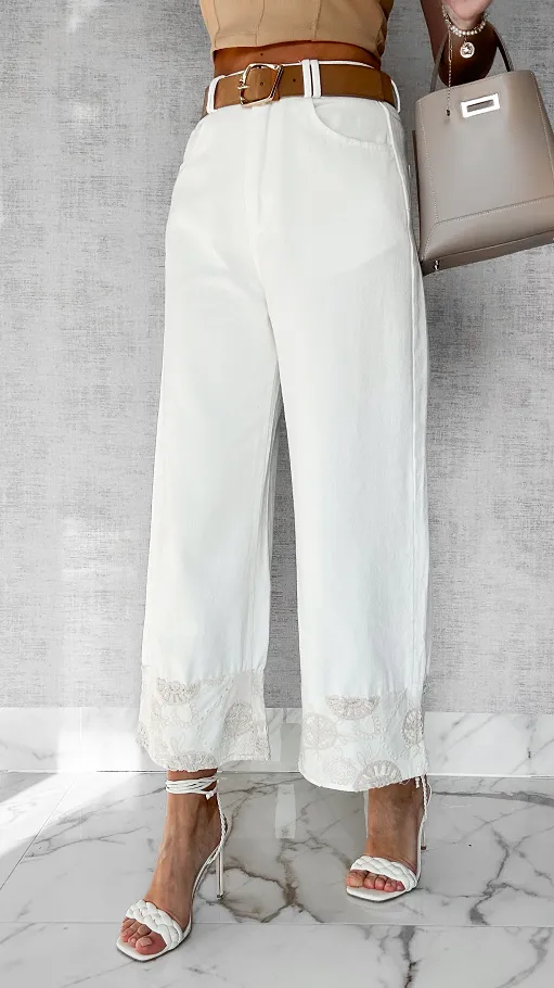 Białe spodnie jeansowe w luźnym stylu z ozdobnymi nogawkami - P462