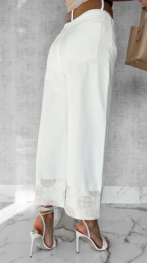 Białe spodnie jeansowe w luźnym stylu z ozdobnymi nogawkami - P462