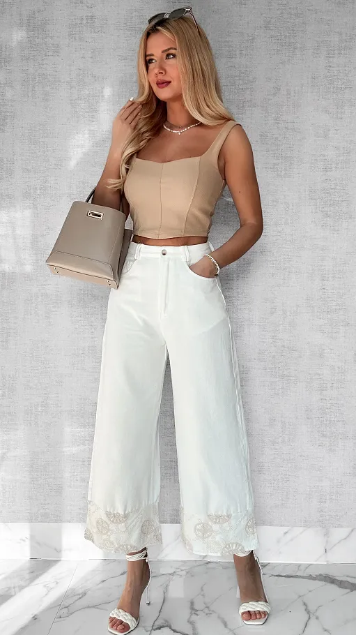 Białe spodnie jeansowe w luźnym stylu z ozdobnymi nogawkami - P462