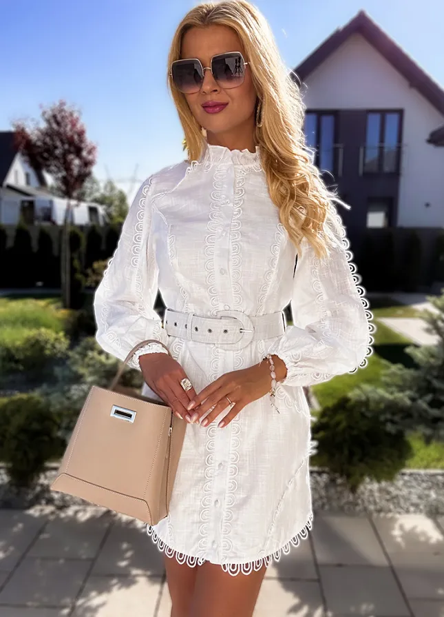 Biała sukienka koszulowa z eleganckim paskiem - L960
