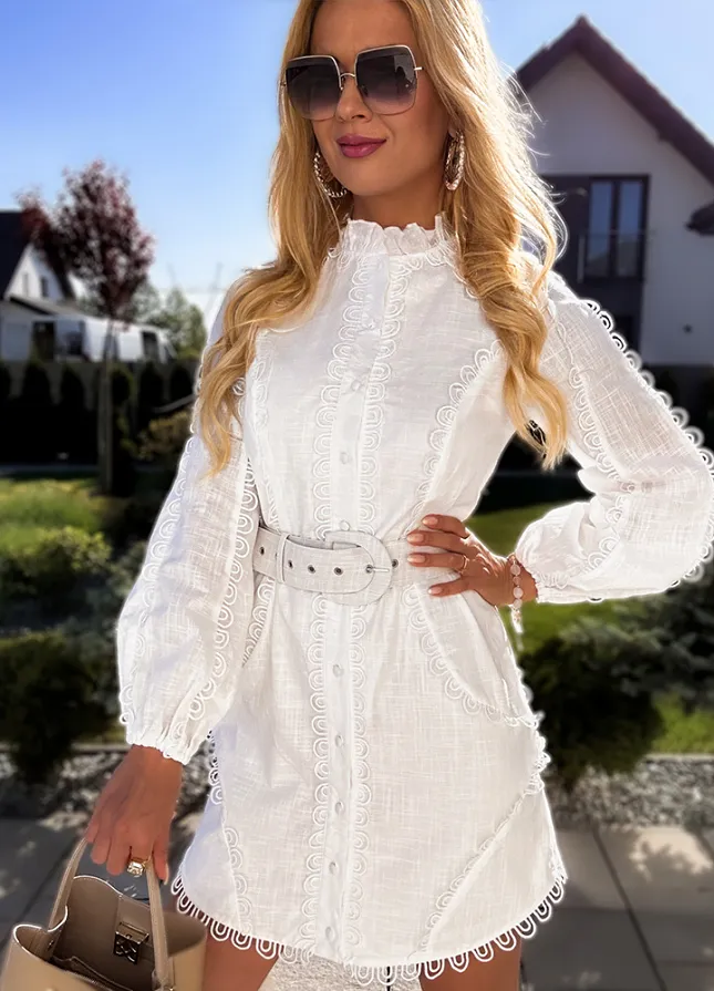 Biała sukienka koszulowa z eleganckim paskiem - L960