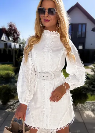 Biała sukienka koszulowa z eleganckim paskiem - L960
