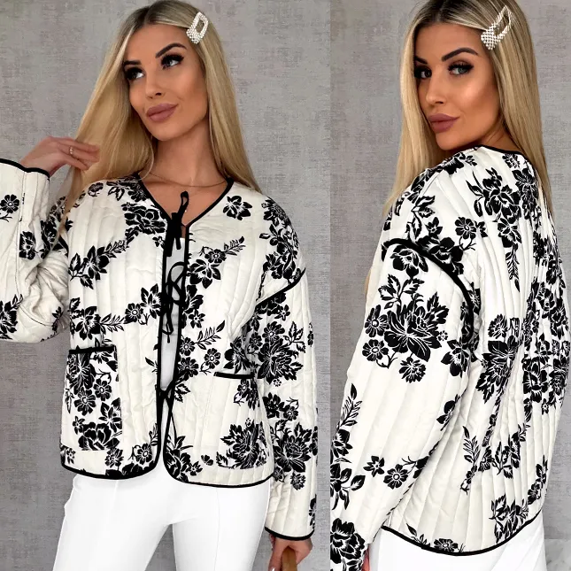 Wiosenny lekka kurtka wiązana ECRU z czarnymi kwiatami ONE SIZE - R438