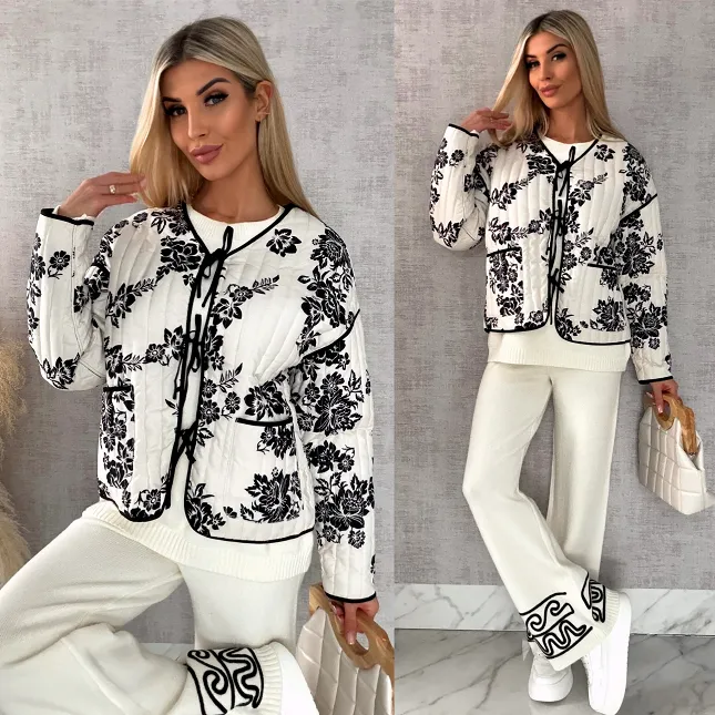 Wiosenny lekka kurtka wiązana ECRU z czarnymi kwiatami ONE SIZE - R438