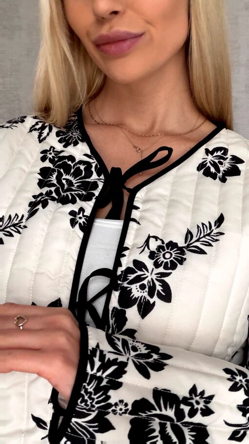 Wiosenny lekka kurtka wiązana ECRU z czarnymi kwiatami ONE SIZE - R438