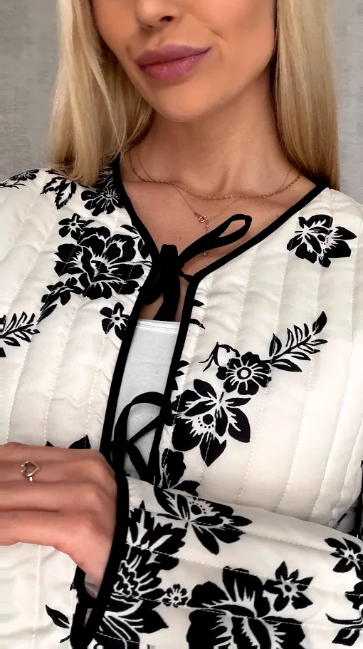 Wiosenny lekka kurtka wiązana ECRU z czarnymi kwiatami ONE SIZE - R438