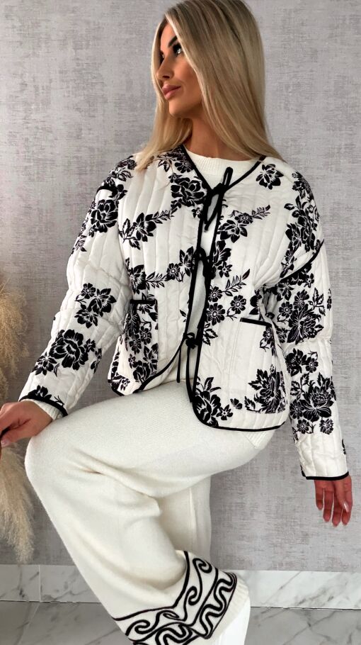 Wiosenny lekka kurtka wiązana ECRU z czarnymi kwiatami ONE SIZE - R438