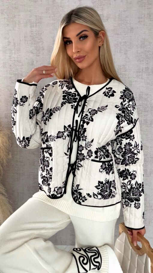 Wiosenny lekka kurtka wiązana ECRU z czarnymi kwiatami ONE SIZE - R438