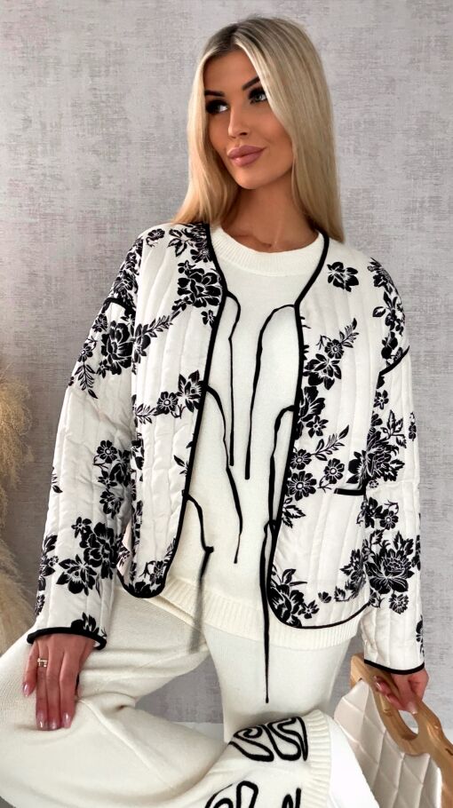 Wiosenny lekka kurtka wiązana ECRU z czarnymi kwiatami ONE SIZE - R438