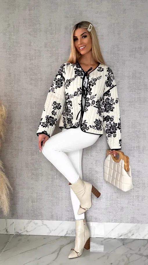 Wiosenny lekka kurtka wiązana ECRU z czarnymi kwiatami ONE SIZE - R438
